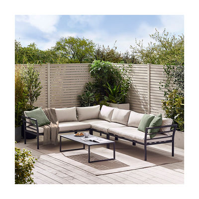 Outdoormeubilair in minimalistische, moderne stijl, met aluminiumkofferbank