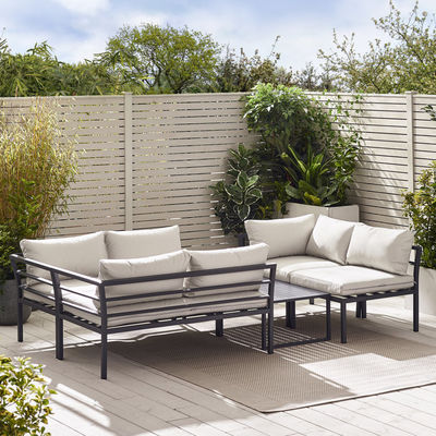 Outdoormeubilair in minimalistische, moderne stijl, met aluminiumkofferbank