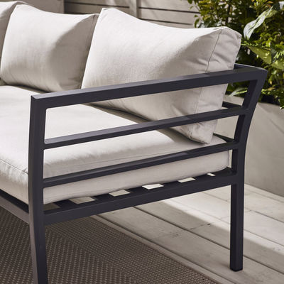 Outdoormeubilair in minimalistische, moderne stijl, met aluminiumkofferbank