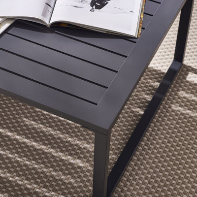 Outdoormeubilair in minimalistische, moderne stijl, met aluminiumkofferbank