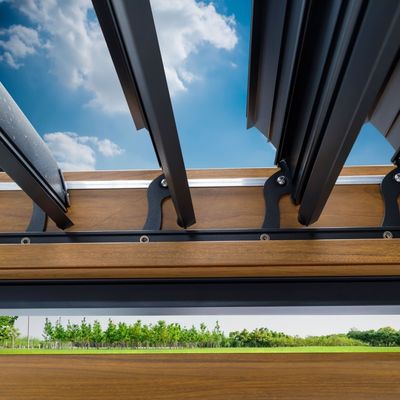 Moderne aluminium terras dakkapel luikers balustrades rot proof houten gecoate pergola