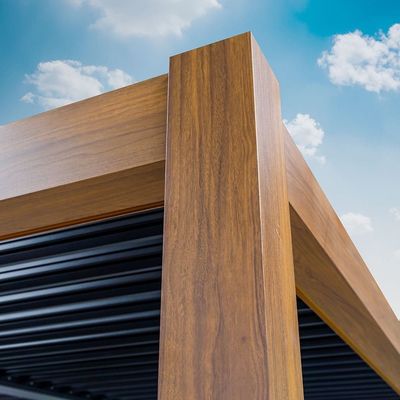 Moderne aluminium terras dakkapel luikers balustrades rot proof houten gecoate pergola