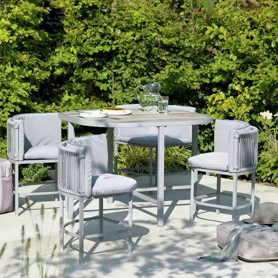 Maximaliseer je buitenruimte met deze ruimtebesparende rattan weefsel en staal eetkamer set