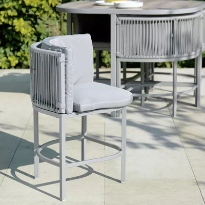 Maximaliseer je buitenruimte met deze ruimtebesparende rattan weefsel en staal eetkamer set