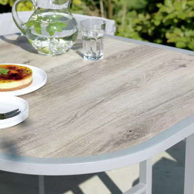 Maximaliseer je buitenruimte met deze ruimtebesparende rattan weefsel en staal eetkamer set