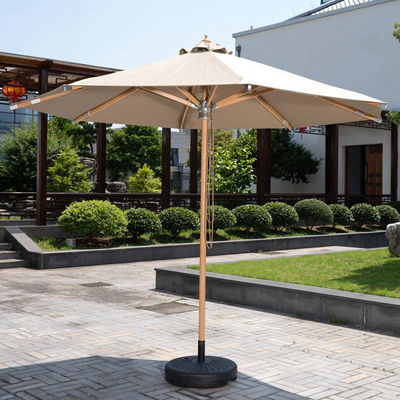 Houten paal buitentuin zonnestroon parasol voor patio villa restaurant hotel