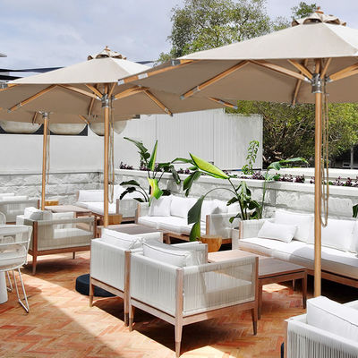 Houten paal buitentuin zonnestroon parasol voor patio villa restaurant hotel