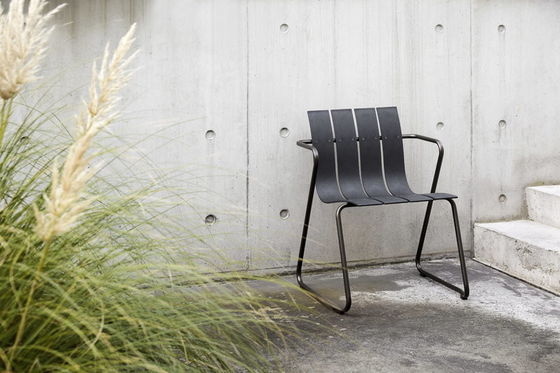 Metalen stalen tuinstoel met minimalistisch ontwerp Plastic houten fauteuil door AJUNION