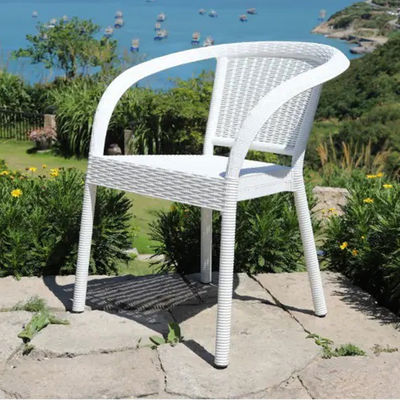 Plastic Rattan Stapelbare Cafe Eetkamer Armstoel voor bruiloftsfeest in de buitentuin