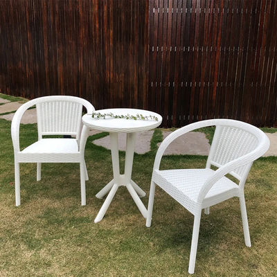Plastic Rattan Stapelbare Cafe Eetkamer Armstoel voor bruiloftsfeest in de buitentuin