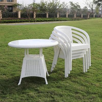Plastic Rattan Stapelbare Cafe Eetkamer Armstoel voor bruiloftsfeest in de buitentuin