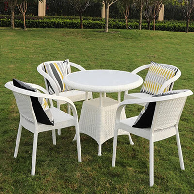 Plastic Rattan Stapelbare Cafe Eetkamer Armstoel voor bruiloftsfeest in de buitentuin