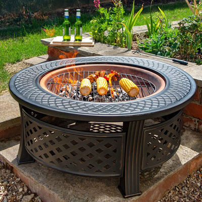 Achtertuin Patio Tuin Vuurvuurvuur met ronde hout brandende Vuurvuur en ijs emmer