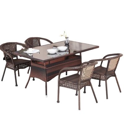 Buiten tuinbalkon stapelbare fauteuil en wicker eettafel voor vrije tijd