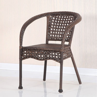 Buiten tuinbalkon stapelbare fauteuil en wicker eettafel voor vrije tijd