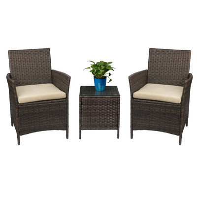 Buitenmeubilair met stapelbare fauteuils en stoelen van synthetisch rotan