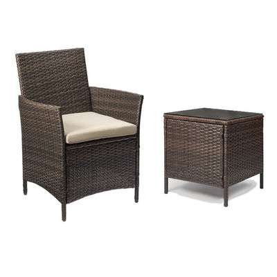 Buitenmeubilair met stapelbare fauteuils en stoelen van synthetisch rotan