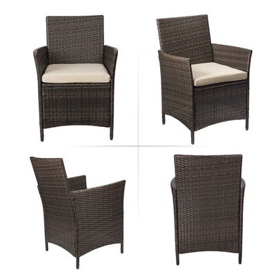 Buitenmeubilair met stapelbare fauteuils en stoelen van synthetisch rotan