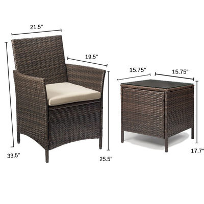 Buitenmeubilair met stapelbare fauteuils en stoelen van synthetisch rotan