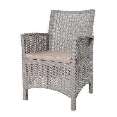 Verander uw patio in een Noordisch paradijs met een plastic tafel en stoelen set