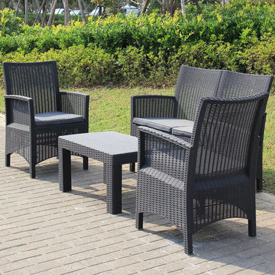 Verander uw patio in een Noordisch paradijs met een plastic tafel en stoelen set