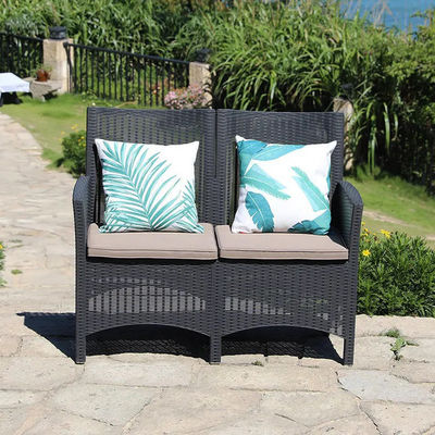 Verander uw patio in een Noordisch paradijs met een plastic tafel en stoelen set