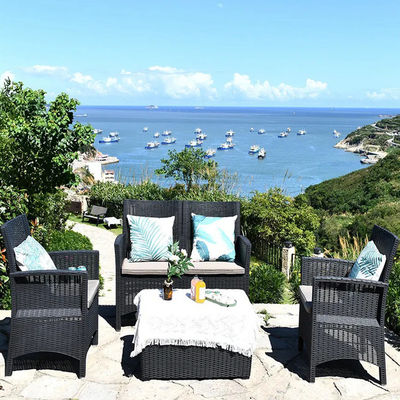 Verander uw patio in een Noordisch paradijs met een plastic tafel en stoelen set