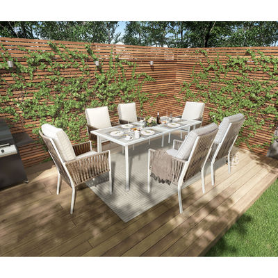 Moderne tafel en stoelen voor het eten in het restaurant