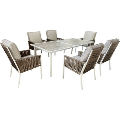 Moderne tafel en stoelen voor het eten in het restaurant