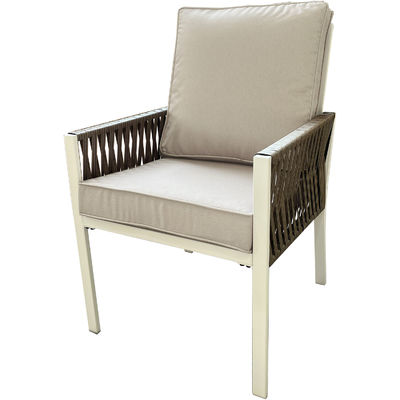 Moderne tafel en stoelen voor het eten in het restaurant