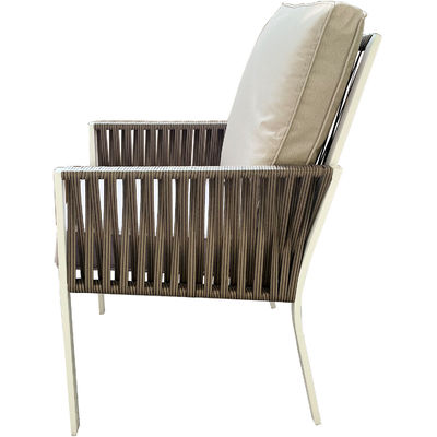 Moderne tafel en stoelen voor het eten in het restaurant