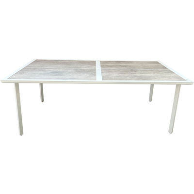 Moderne tafel en stoelen voor het eten in het restaurant