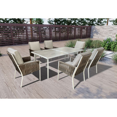 Moderne tafel en stoelen voor het eten in het restaurant