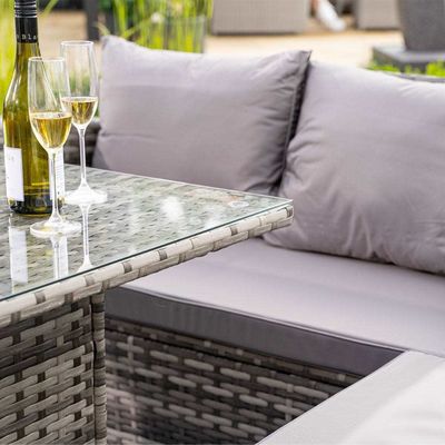 Voeg elegantie toe aan uw tuin met AJUNION Wicker Woven Sofa Set en Fire Pit Table