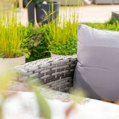 Voeg elegantie toe aan uw tuin met AJUNION Wicker Woven Sofa Set en Fire Pit Table