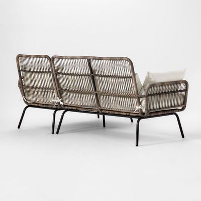 Vrijetijdsbesteding buitentuin met handgemaakte wicker geweven meubels en sectioneel sofa