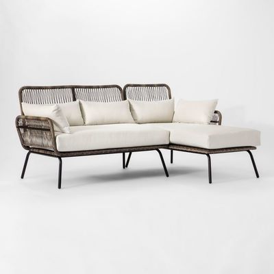 Vrijetijdsbesteding buitentuin met handgemaakte wicker geweven meubels en sectioneel sofa