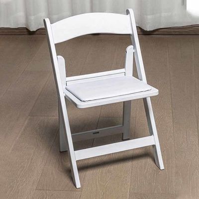 Moderne eenvoudige kleine draagbare witte plastic hars vouwbare eetstoelen voor hotel bruiloft