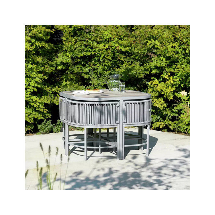 Maximaliseer je buitenruimte met deze ruimtebesparende rattan weefsel en staal eetkamer set