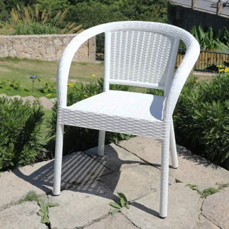 Plastic Rattan Stapelbare Cafe Eetkamer Armstoel voor bruiloftsfeest in de buitentuin
