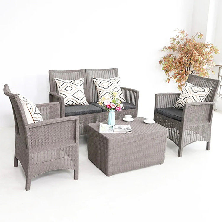 Verander uw patio in een Noordisch paradijs met een plastic tafel en stoelen set