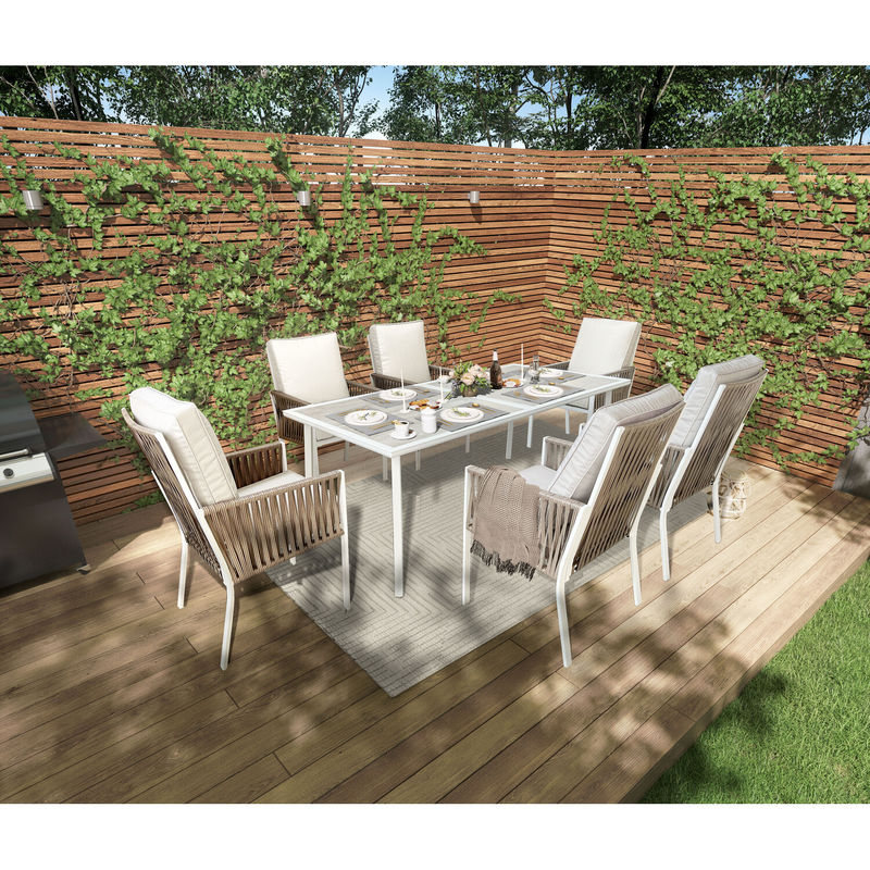 Moderne tafel en stoelen voor het eten in het restaurant