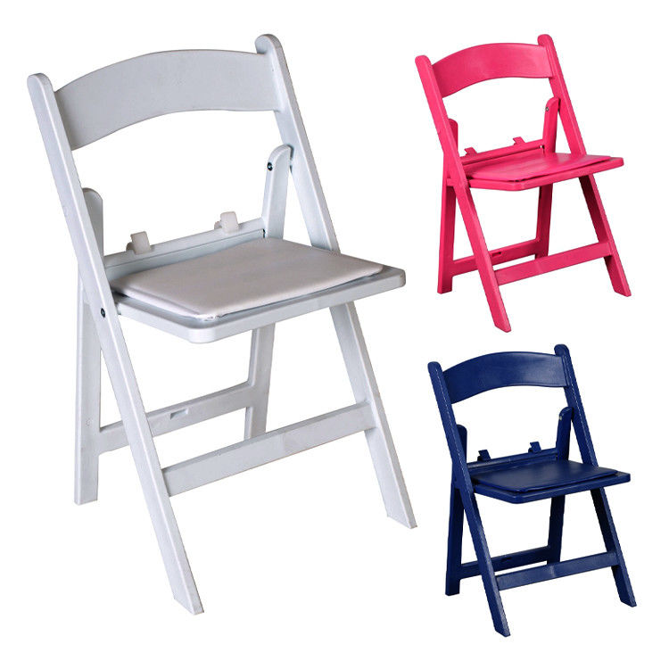 Moderne eenvoudige kleine draagbare witte plastic hars vouwbare eetstoelen voor hotel bruiloft